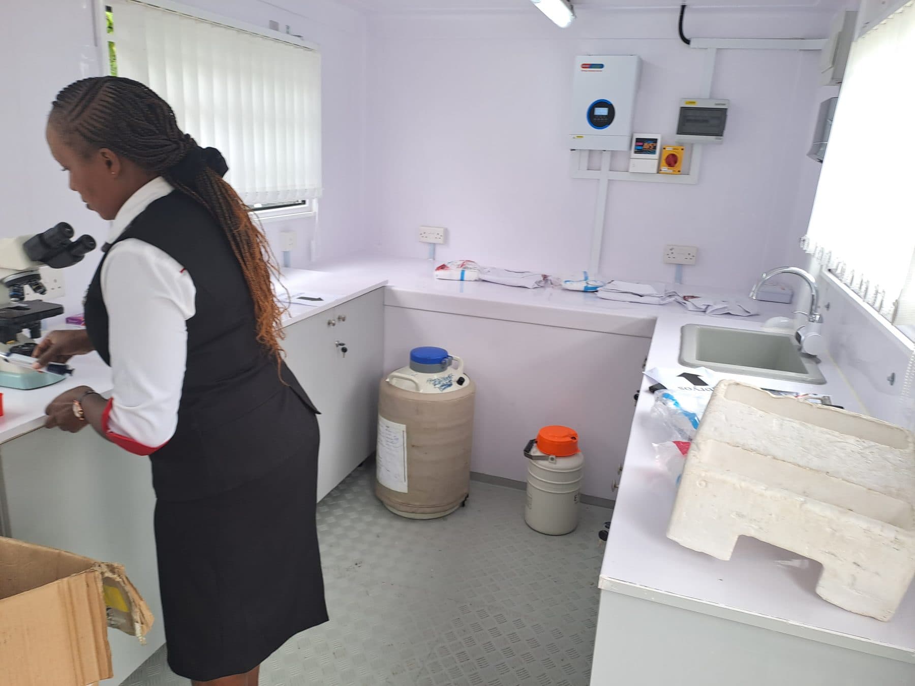 Inside the Embryo Transfer Laboratory: bench, microscopy and cryogenic storage